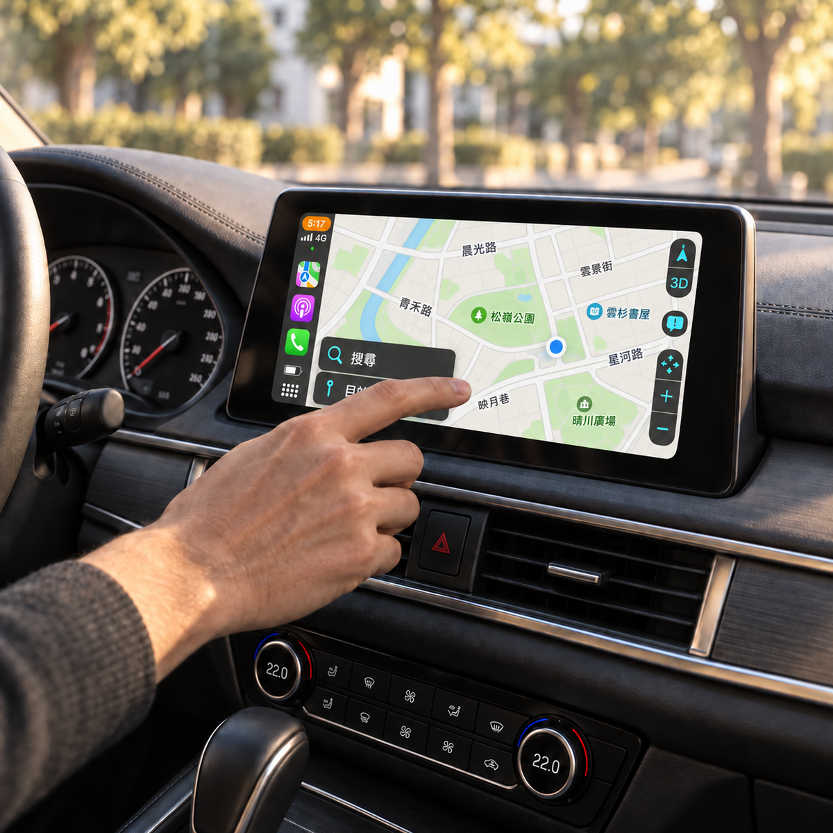 手指操作原廠螢幕上的 CarPlay 導航地圖
