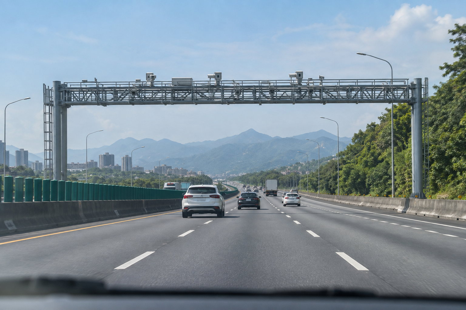 高速道路區間測速門架行車情境