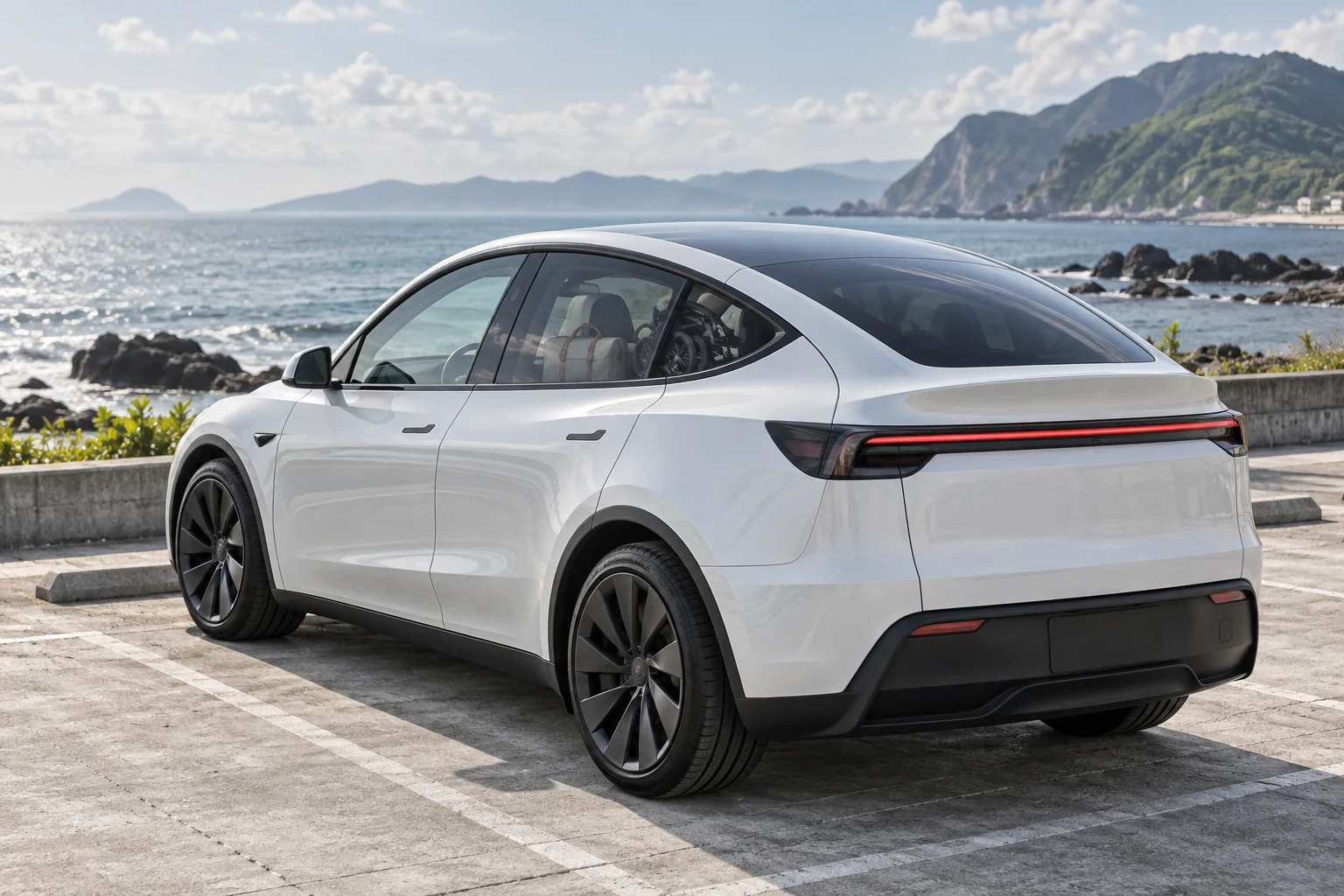 白色 Model Y 海岸出遊情境