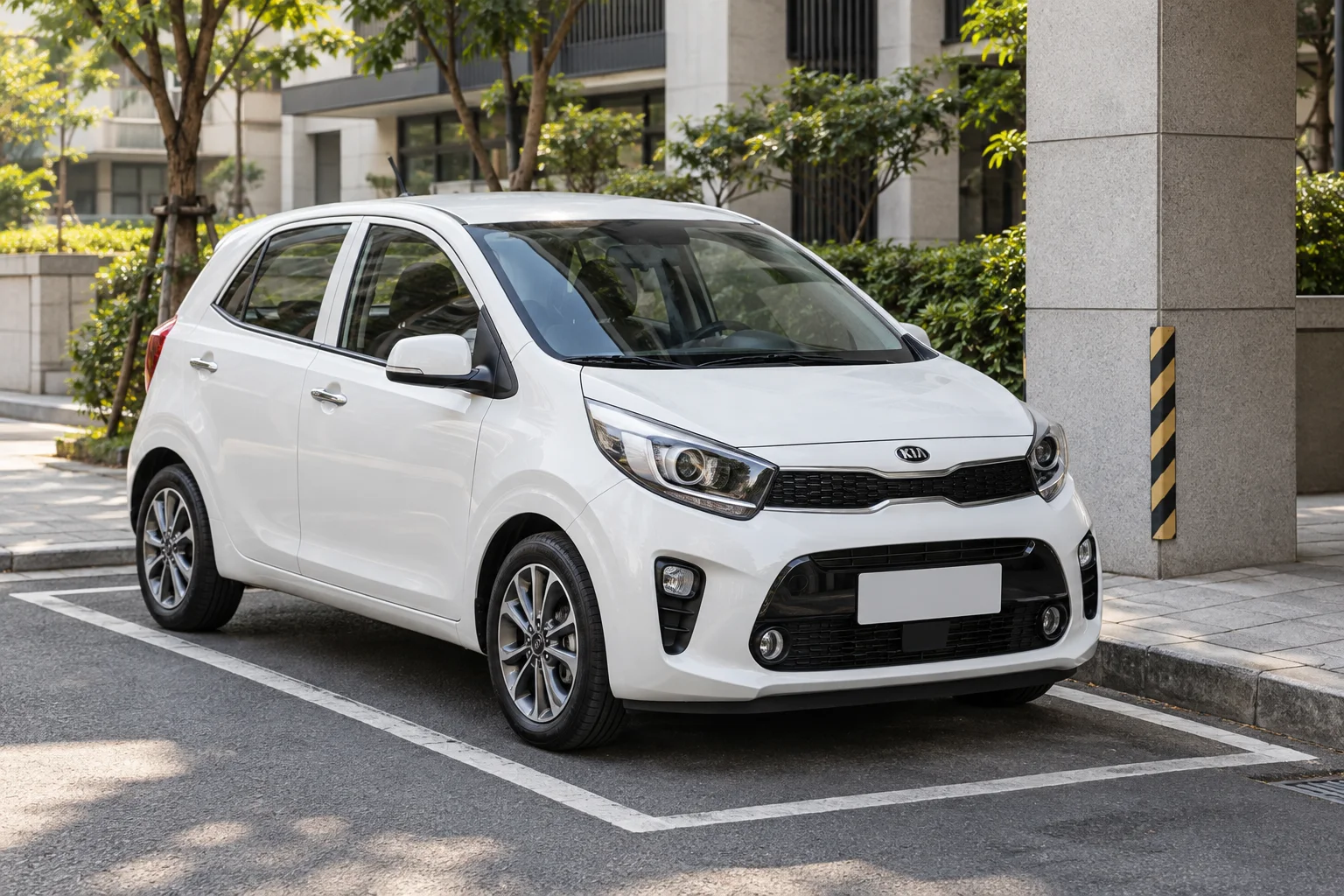 白色 Kia Picanto 在都市停車格內的用車情境
