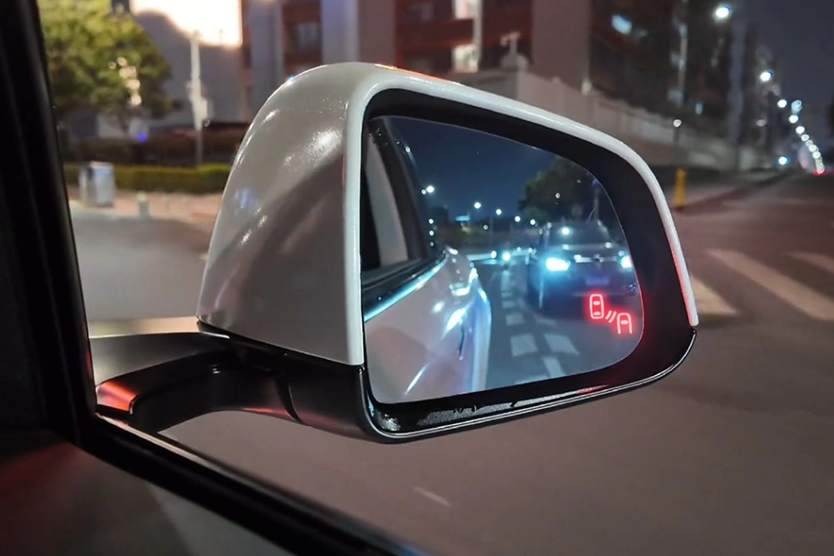 Tesla BSD 後視鏡警示燈安裝完成畫面