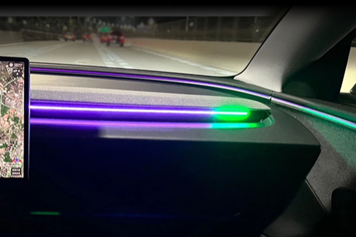 Tesla 出風口氛圍燈與 BSD 提示效果