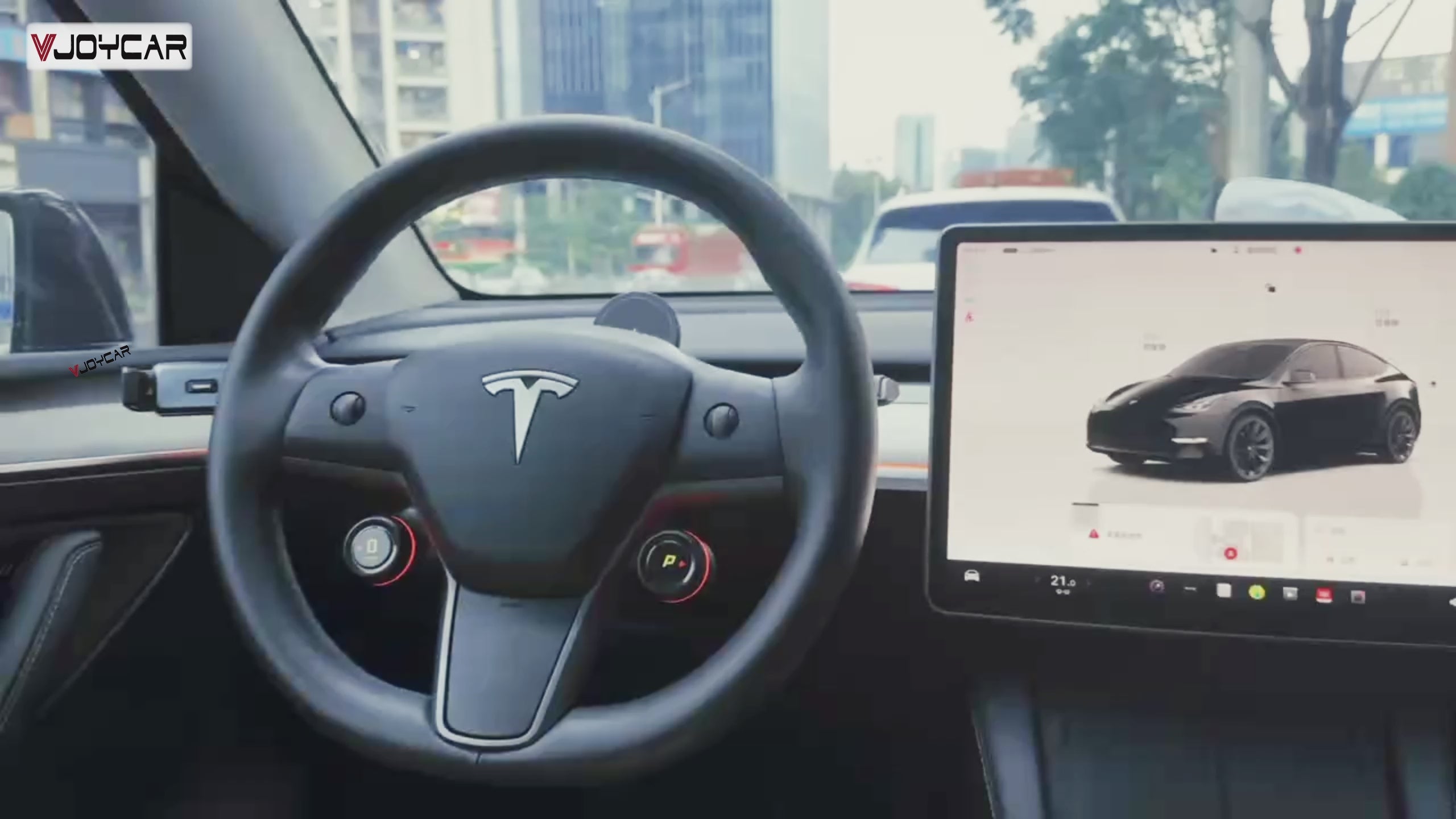 Tesla 方向盤下方左右多功能按鍵的車內實裝畫面