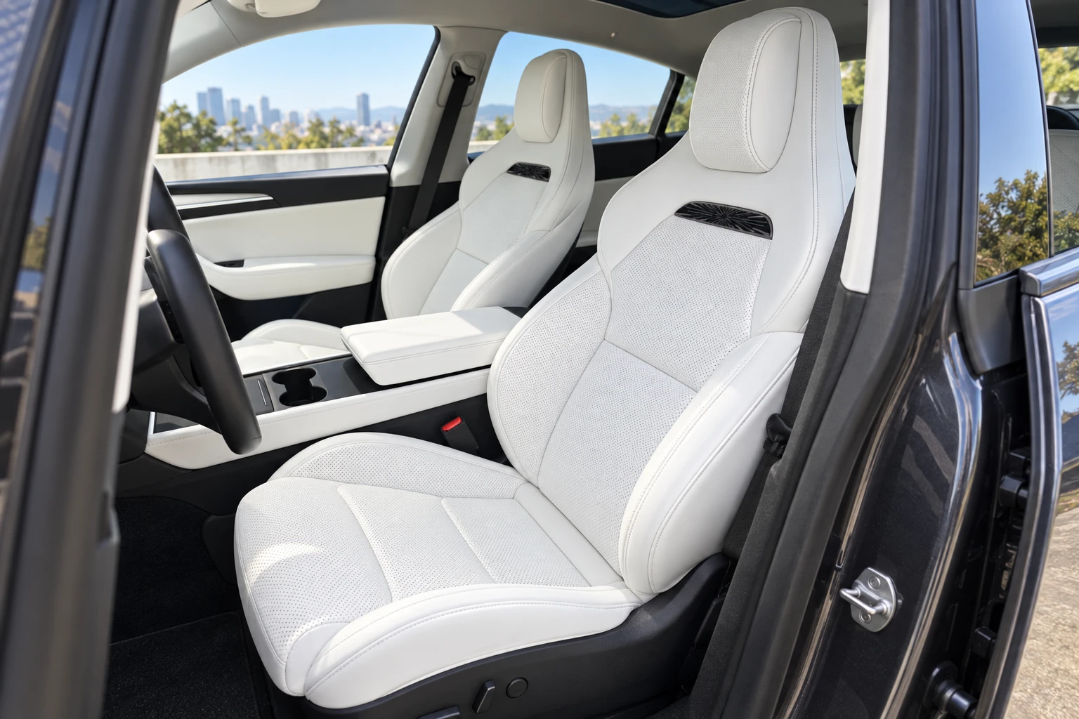 Model Y 煥新前座換上白色運動通風座椅